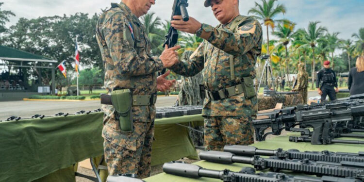 Defensa entrega equipos al Ejército dominicano
