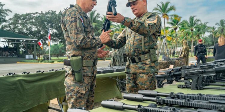 Defensa entrega equipos al Ejército dominicano