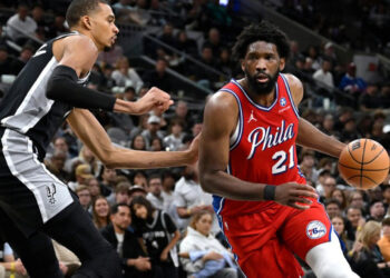 Embiid será operado de apendicitis sin fecha