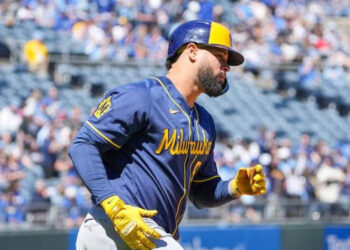 Gary Sánchez impulsa triunfo de Cerveceros