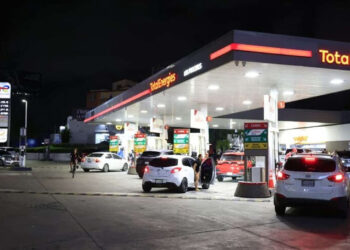 Gobierno sube combustibles por guerra y subsidios