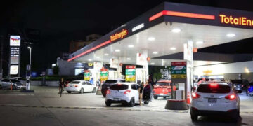 Gobierno sube combustibles por guerra y subsidios