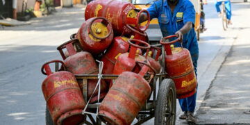 Incertidumbre por diálogo Irán-EEUU sube petróleo