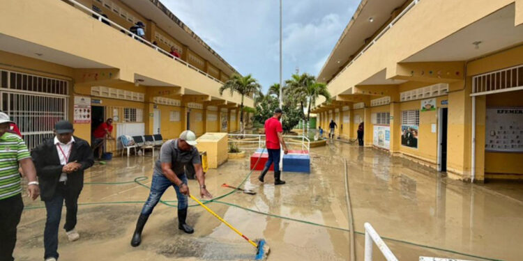 Intervienen escuelas por inundaciones en Puerto Plata