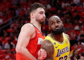 Lakers logran tercera victoria seguida en playoffs