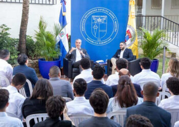 Luis Abinader dialoga con universitarios en la PUCMM