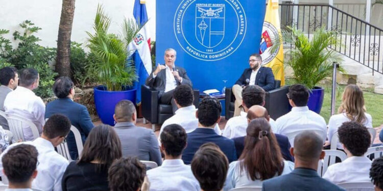 Luis Abinader dialoga con universitarios en la PUCMM