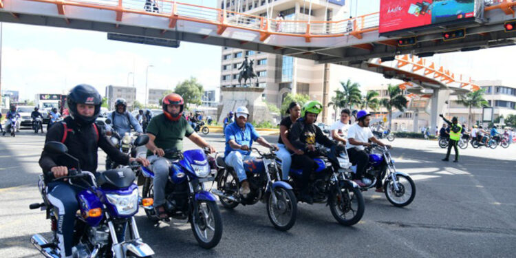 Mario Díaz propone frenar importación de motocicletas