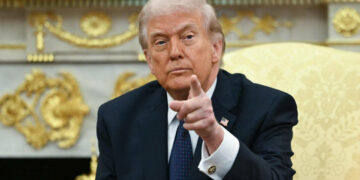 Trump afirma Irán está en colapso y pide reabrir Ormuz