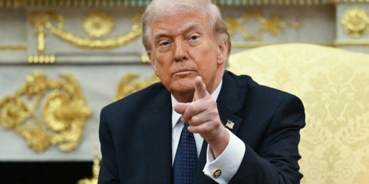 Trump afirma Irán está en colapso y pide reabrir Ormuz