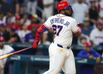 Vladimir Guerrero Jr. honra víctimas del Jet Set