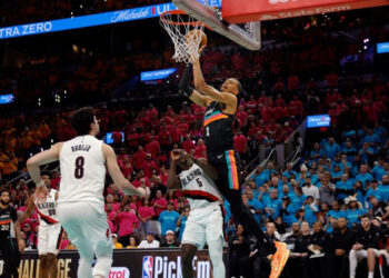 Wembanyama brilla con 35 puntos en debut playoffs