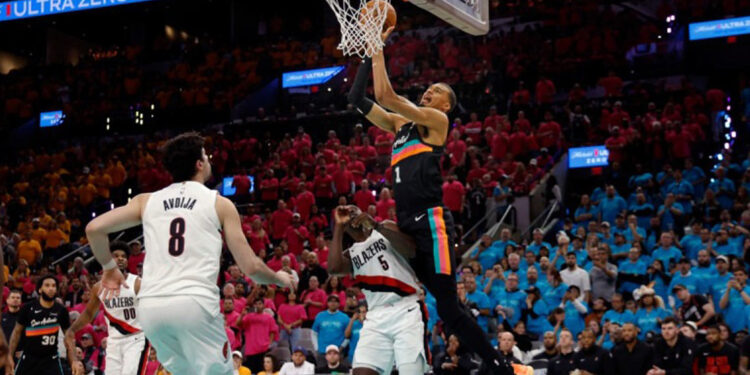 Wembanyama brilla con 35 puntos en debut playoffs