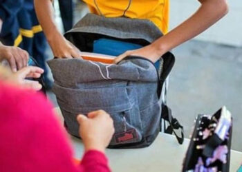 ADP pide revisar mochilas antes de ir a clases