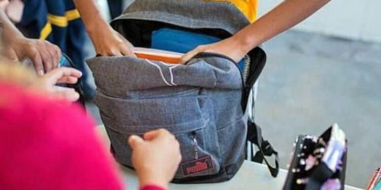 ADP pide revisar mochilas antes de ir a clases