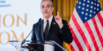 Abinader alerta sobre riesgos para la democracia