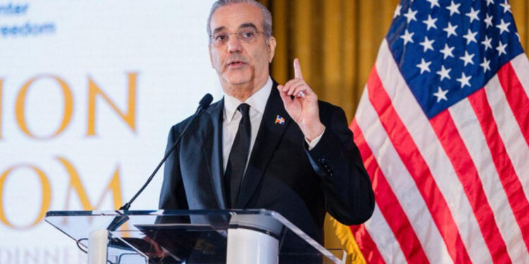 Abinader alerta sobre riesgos para la democracia