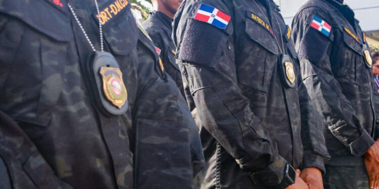 Abinader asciende a 634 agentes de la DNCD