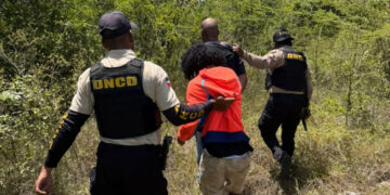 Arrestan dos vinculados a red de microtráfico en Boca Chica