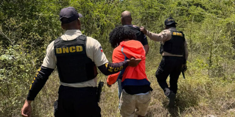 Arrestan dos vinculados a red de microtráfico en Boca Chica