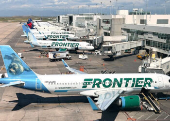 Avión atropella y mata a peatón en Denver