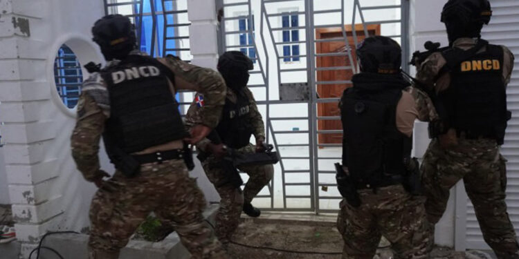 Capturan dos por alijo de 1.7 toneladas de cocaína