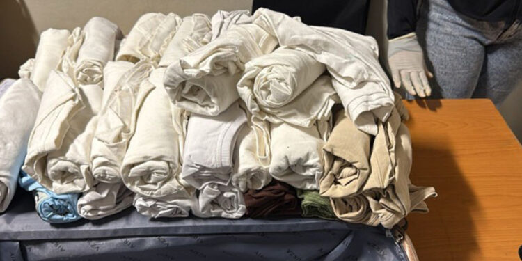 Detienen colombiana con ropa impregnada de cocaína