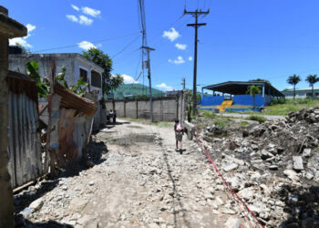 En Los Alcarrizos exigen obras y atención en salud