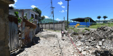 En Los Alcarrizos exigen obras y atención en salud