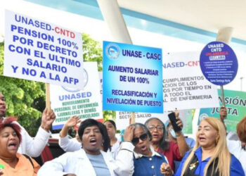 Enfermeras mantienen paro pese a diálogo con Abinader