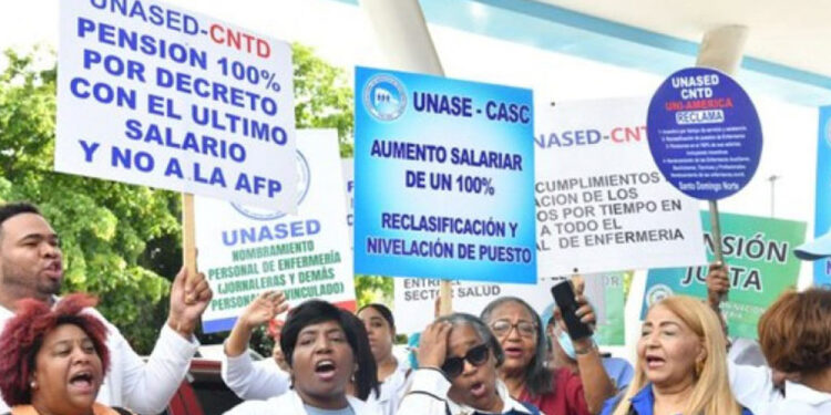Enfermeras mantienen paro pese a diálogo con Abinader