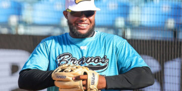 Estrellas firman al inicialista Juan Santana