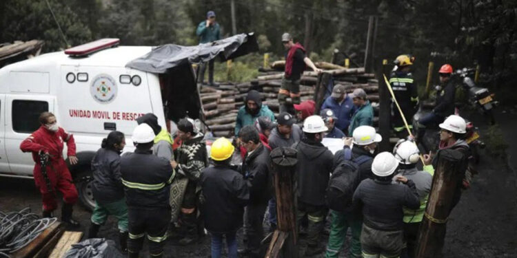 Explosión en mina deja 12 atrapados en Colombia