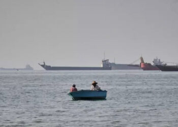Incautan barco y hunden otro en estrecho de Ormuz