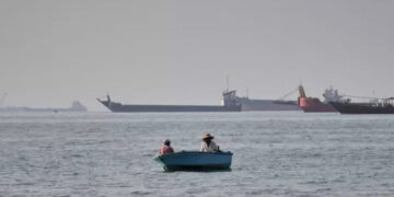 Incautan barco y hunden otro en estrecho de Ormuz