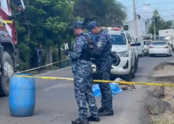 Lanzan cadáver desde motocicleta en Santiago