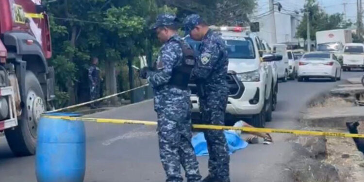 Lanzan cadáver desde motocicleta en Santiago