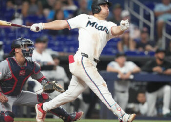 Marlins remontan con jonrón decisivo de Marsee
