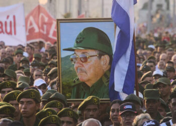 Miles de cubanos respaldan a Raúl Castro
