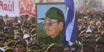 Miles de cubanos respaldan a Raúl Castro