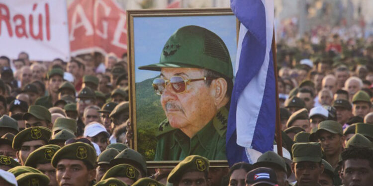 Miles de cubanos respaldan a Raúl Castro