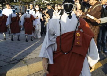 Monje robot desfila en Corea del Sur por Buda