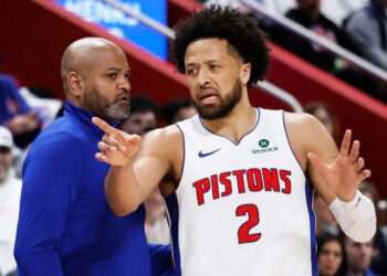 Pistons extienden contrato de JB Bickerstaff