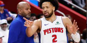 Pistons extienden contrato de JB Bickerstaff