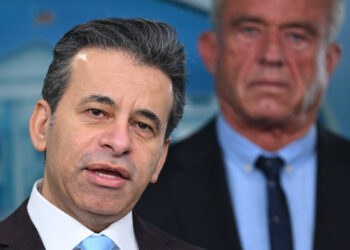 Renuncia jefe de la FDA tras tensiones políticas