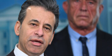 Renuncia jefe de la FDA tras tensiones políticas