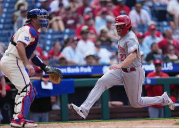 Rojos vencen a Filis con tres impulsadas de Lowe