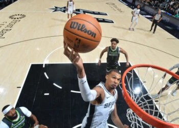 Spurs aplastan a Wolves e igualan la serie