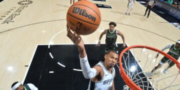 Spurs aplastan a Wolves e igualan la serie