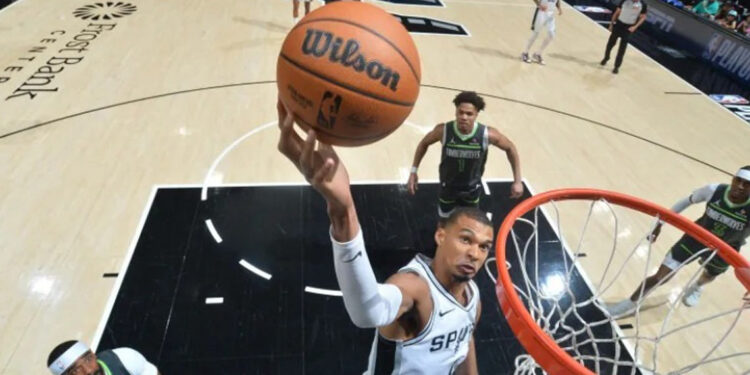 Spurs aplastan a Wolves e igualan la serie